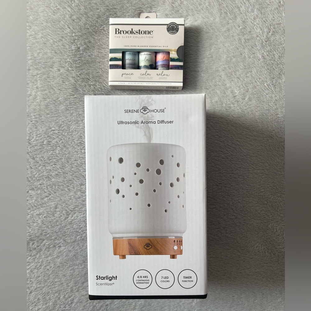 NWT Ultrasonic Aroma Diffuser White and Wood with essential oils bundle